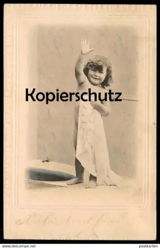 ALTE POSTKARTE MÄDCHEN NIMMT EIN BAD KIND WASCHEN bath child enfant baby bébé toilette Passepartout cpa postcard AK