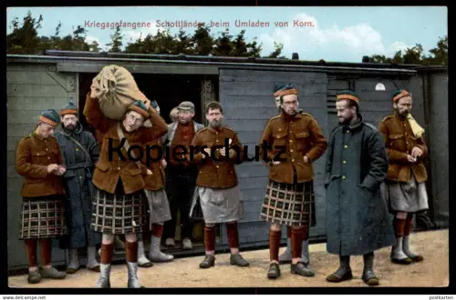 ALTE POSTKARTE KRIEGSGEFANGENE SCHOTTLÄNDER BEIM UMLADEN VON KORN SENNELAGER Feldpost scottish soldiers Zug train Soldat