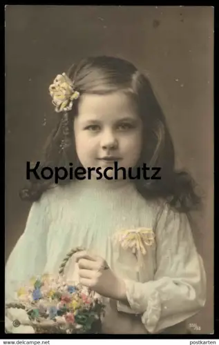 ALTE POSTKARTE MÄDCHEN MIT BLUME IM HAAR KIND Blumenkorb enfant fille jeune femme young girl child Stempel Duisburg