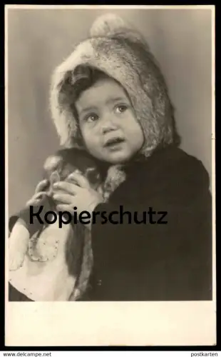 ALTE FOTO POSTKARTE KIND PELZ & SPIELZEUG-PUPPE FOTO KLEU NEUSS Schildkröt ? poupée doll child fur fourrure toy photo AK