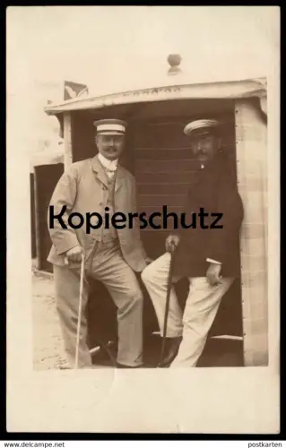 ALTE FOTO POSTKARTE BORKUM 1908 ZWEI HERREN MÄNNER IM STRANDKORB HUT SAKKO GEHSTOCK carte cpa photo hat cap casquette