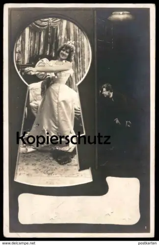 ALTE POSTKARTE FOTOMONTAGE PHOTOMONTAGE SURREALISME MONTAGE trou de serrure Voyeur erotic keyhole Voyeurisme Spion photo
