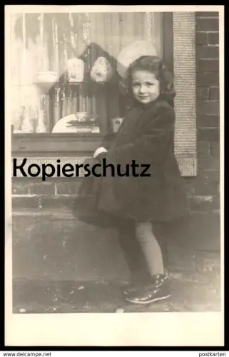 ALTE FOTO POSTKARTE MÄDCHEN VOR SCHAUFENSTER Porzellan Vase porcelain shop porcelaine saxe girl enfant photo postcard