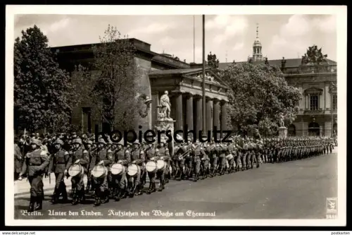 ALTE POSTKARTE BERLIN UNTER DEN LINDEN AUFZIEHEN DER WACHE Militär Musik Musiker Musician Orchestre Uniform Musikkapelle