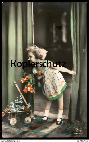 ALTE POSTKARTE MÄDCHEN MIT TULPEN KIND enfant fille jeune femme young girl child jeux fleurs postcard Ansichtskarte cpa