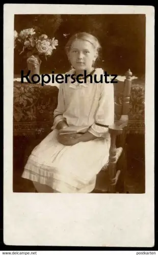 ALTE POSTKARTE MÄDCHEN IN SONNTAGSKLEID KOMMUNION ? Kind femme jeune fille enfant girl child cpa photo postcard AK