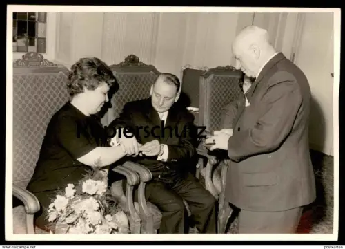 ALTE FOTO POSTKARTE HOCHZEIT EHEPAAR VERMUTLICH STANDESAMT KÖLN Heirat Ring Paar Ehe Frau Mann marriage photo postcard