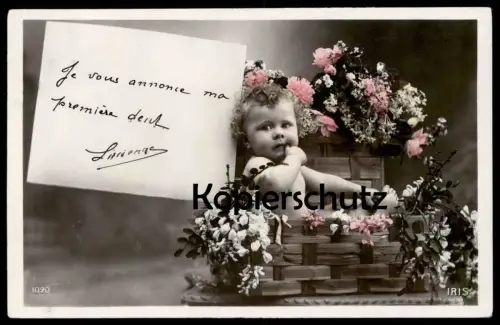ALTE POSTKARTE BABY IM KORB DENT ZAHN BLUMEN SURREALISME BÉBÉ Baby Kind enfant bebe