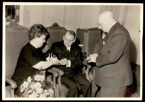ALTE FOTO POSTKARTE HOCHZEIT EHEPAAR VERMUTLICH STANDESAMT KÖLN Heirat Ring Paar Ehe Frau Mann marriage photo postcard