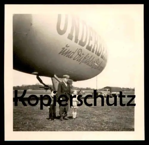 ALTES ORIGINAL FOTO ZEPPELIN UNDERBERG UND DU FÜHLST DICH WOHL 6,4 x 6,4 cm LKW truck pickup photo airship dirigeable
