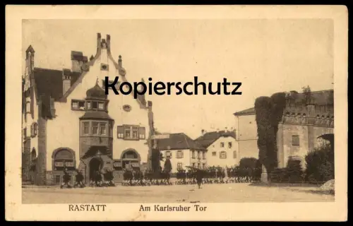 ALTE POSTKARTE RASTATT AM KARLSRUHER TOR PARADE Militär Militärparade Uniform Uniforme Soldaten cpa postcard AK