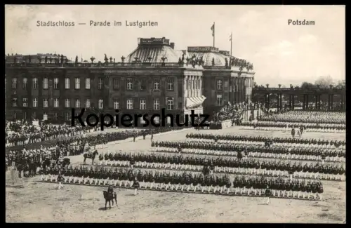 ALTE POSTKARTE POTSDAM SCHLOSS PARADE IM LUSTGARTEN MILITÄR MILITARY MILITAIRE SOLDIER Soldat cpa postcard Ansichtskarte