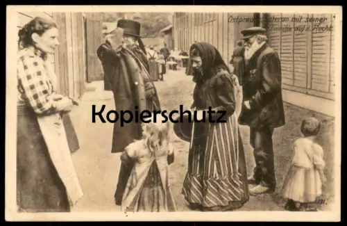 ALTE POSTKARTE OSTPREUSSEN FAMILIE AUF DER FLUCHT Enfant child family famille escape maudit Ostpreussischer Veteran cpa