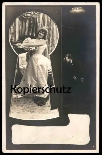 ALTE POSTKARTE FOTOMONTAGE PHOTOMONTAGE SURREALISME MONTAGE trou de serrure Voyeur erotic keyhole Voyeurisme Spion photo