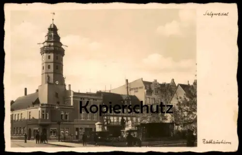 ALTE POSTKARTE SALZWEDEL RATHAUSTURM 1935 HOTEL SCHWARZER ADLER COMMERZ- & PRIVATBANK Litfasssäule Rathaus Turm Denkmal