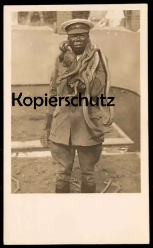 ALTE POSTKARTE NÈGRE SERPENT serpents negro with snake snakes Afrikaner mit Schlangen Schlange uniform Afrika africa cpa