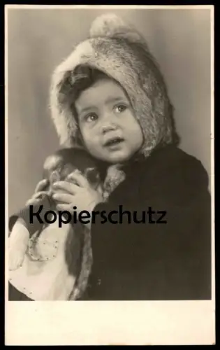 ALTE FOTO POSTKARTE KIND PELZ & SPIELZEUG-PUPPE FOTO KLEU NEUSS Schildkröt ? poupée doll child fur fourrure toy photo AK