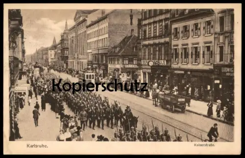 ALTE POSTKARTE KARLSRUHE KAISERSTRASSE MILITÄR PARADE FUHRWERK BRAUEREI MONINGER Sonneborn Schule Tramway Tram cpa