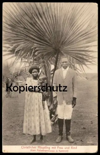 ALTE POSTKARTE KAMERUN CHRISTLICHER HÄUPTLING MIT FRAU UND KIND PALLOTTINERMISSION Cameroun Cameroon family Pallottiner