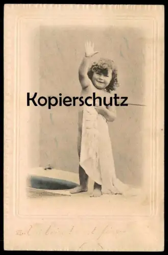 ALTE POSTKARTE MÄDCHEN NIMMT EIN BAD KIND WASCHEN bath child enfant baby bébé toilette Passepartout cpa postcard AK