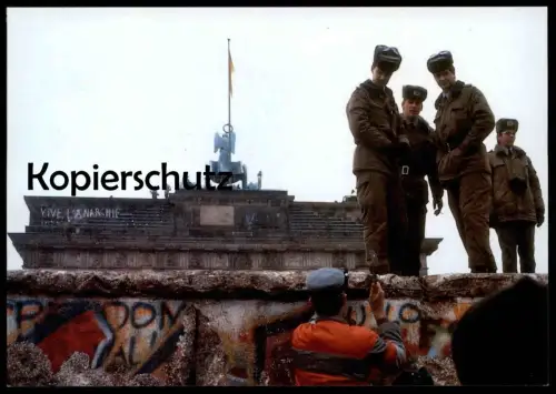 ÄLTERE POSTKARTE BERLIN BRANDENBURGER TOR VIVE L'ANARCHIE BERLINER MAUER THE WALL LE MUR SOLDAT NVA cpa postcard