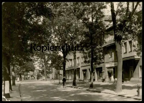 ÄLTERE POSTKARTE BERNSDORF ERNST-THÄLMANN-STRASSE KREIS HOYERSWERDA Bautzen Oberlausitz Stempel Njedzichow Schuhwaren