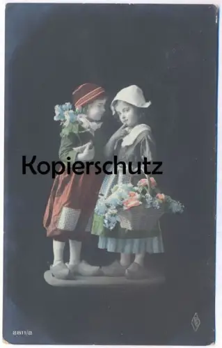 ALTE POSTKARTE KINDER KORB MIT BLUMEN TRACHT HOLZSCHUHE child enfant Kind children girl enfants Ansichtskarte postcard