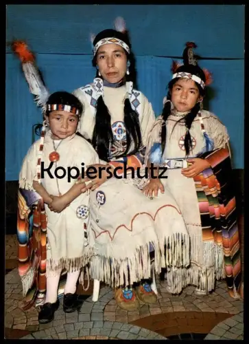 POSTKARTE INDIANER MUTTER MIT IHREN KINDERN MAUSI UND CONNY Indian Indians Indien Feather headdress coiffe postcard cpa