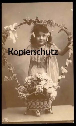 ALTE POSTKARTE MÄDCHEN MIT BLUMENBOGEN KORB ROSE KIND child enfant children girl Ansichtskarte postcard cpa