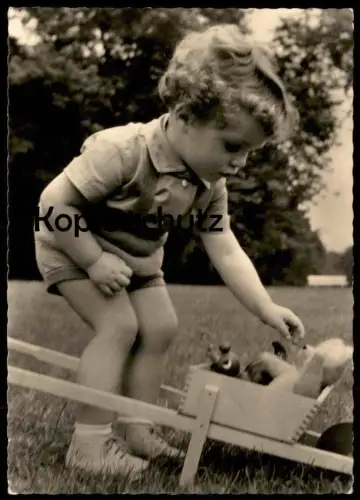 ÄLTERE POSTKARTE KIND JUNGE MIT SPIELZEUG DDR boy Bär Teddy ours cpa Foto Kretschmer Leipzig AK Ansichtskarte postcard
