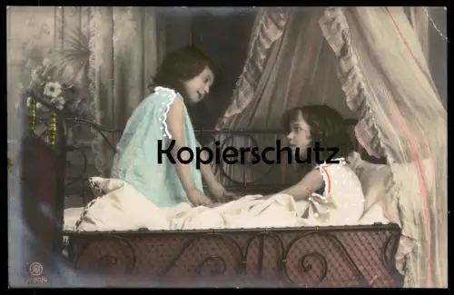 ALTE POSTKARTE ZWEI KINDER MÄDCHEN BETT WIEGE FILIGRANE WEISSE FARBTUPFER girls enfants femmes bed AK cpa postcard