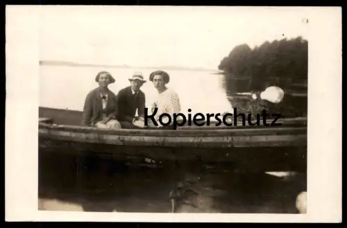 ALTE FOTO POSTKARTE ZWEI FRAUEN & MANN BOOT AUF EINEM SEE RUDERBOOT rowboat ship Verlag Albrecht Berlin photo postcard
