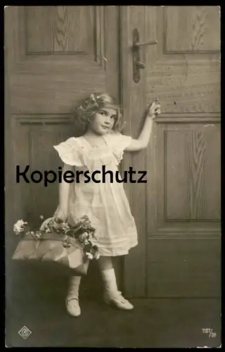 ALTE POSTKARTE MÄDCHEN KIND KLOPFT AN TÜR fillette young girl enfant girl femme child door Kleid Ansichtskarte postcard