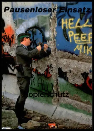 ÄLTERE POSTKARTE BERLIN BERLINER MAUER PAUSENLOSER EINSATZ HUMOR GRENZER SOLDAT LE MUR THE WALL Ansichtskarte postcard