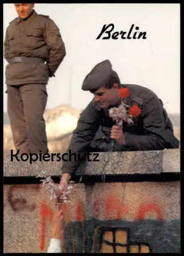 ÄLTERE POSTKARTE BERLIN BERLINER MAUER 1989 MAUERFALL DDR GRENZER SOLDAT ROTE NELKE PEACE LE MUR THE WALL Ansichtskarte