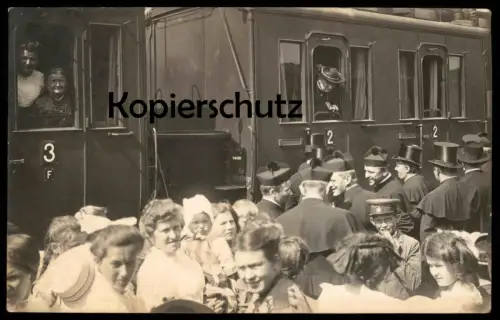 ALTE POSTKARTE EISENBAHNWAGGON PFARRER Zug train Waggon curé priest pastor Chemin de fer Railway Eisenbahn