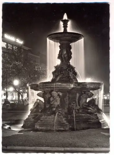 ÄLTERE POSTKARTE DÜSSELDORF SCHALENBRUNNEN AM CORNELIUSPLATZ NACHT Brunnen fontaine fountain Ansichtskarte postcard cpa