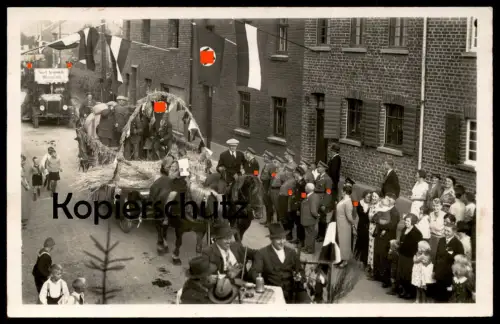 ALTE FOTO POSTKARTE UMZUG MIT OTZENRATH AUFSCHRIFT JOSEF HEYMANN (?) ERNTEDANK 1940er JAHRE BEFLAGGUNG Jüchen AK cpa