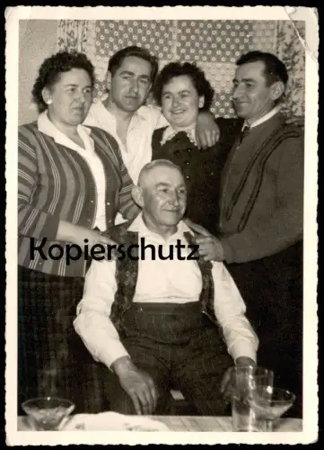 ALTES FOTO FAMILIE EHEPAAR KINDER GENERATIONEN SEKTGLÄSER PHOTO alter Mann Opa Frau Feier