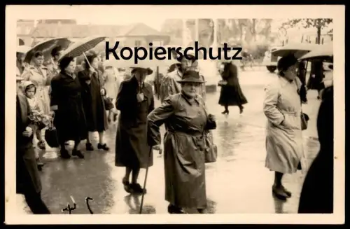 ALTE FOTO POSTKARTE WALLFAHRT NACH KEVELAER 1952 PERSONEN MIT REGENSCHIRM umbrella parapluie Schirm cpa photo postcard
