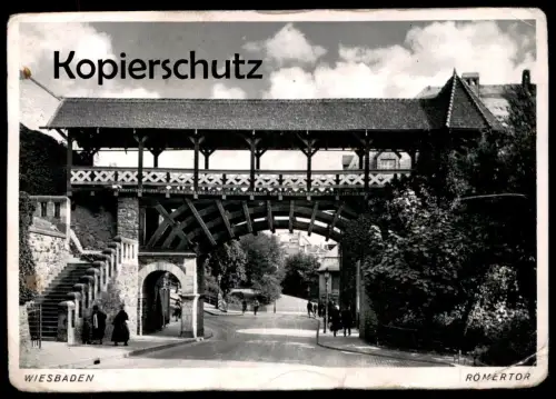 ALTE POSTKARTE WIESBADEN RÖMERTOR FUSSGÄNGER verm. 40er Jahre Tor gate porte Stadttor AK Ansichtskarte cpa postcard