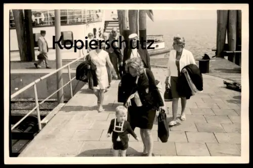 ALTES FOTO ANLANDUNG NORDERNEY MÜTZE KAPITÄN SCHIFF FRISIA II ship captain Mutter Kind Junge boy 1946 ? photo