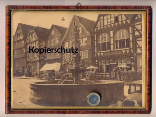 ALTES GERAHMTES BILD 1932 ORIGINALFOTO FRITZLAR MARKTPLATZ CONRAD PFENNIG AUTO OLDTIMER OLD CAR FOTO PHOTO MOTIV BRUNNEN