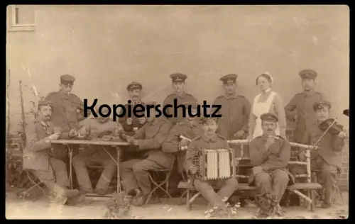 ALTE FOTO POSTKARTE SOLDATEN STRAUSSBERG AKKORDEON KARTEN SPIELEN SKAT ? VIOLINE violon violin AK cpa photo postcard
