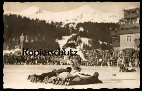 ALTE FOTO POSTKARTE EISLAUFEN KUNSTSTÜCK SPRUNG FOTOGRAF LIEGEND VERM. GARMISCH EISSTADION Stunt Ice cpa postcard