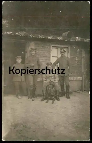 ALTE FOTO POSTKARTE MILITÄR SOLDATEN HUND UNIFORM Soldat soldiers dog chien Baracke Serbien ? photo cpa Ansichtskarte