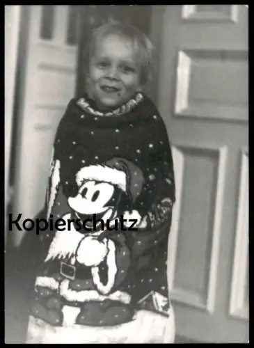 ÄLTERES ORIGINAL FOTO KIND MIT MICKEY MOUSE PULLOVER BADEMANTEL JUNGE WALT DISNEY boy child photo 14,7 x 10,7 cm