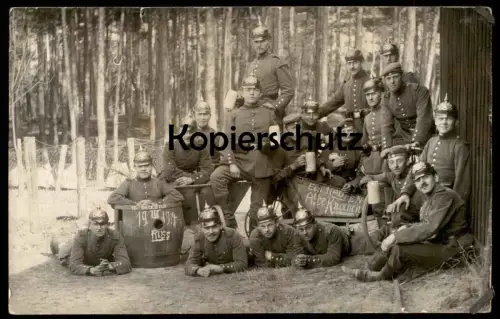 ALTE POSTKARTE SOLDATEN MIT BIER EIN HAUFEN ALTE KNOCHEN RUSS 1914 VERLAG & STEMPEL NÜRNBERG MILITÄR Ansichtskarte cpa