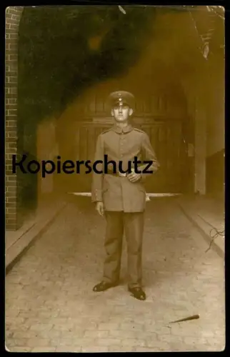 ALTE POSTKARTE SOLDAT IN UNIFORM VOR EINEM TOR VERM. WIESBADEN VERLAG HASSMANN WIESBADEN Ansichtskarte cpa postcard AK