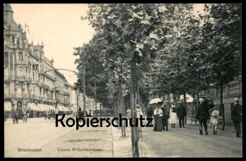 ALTE POSTKARTE WIESBADEN UNTERE WILHELMSTRASSE FRAUEN KINDER SCHIRM REGENSCHIRM HUT umbrella Ansichtskarte cpa postcard